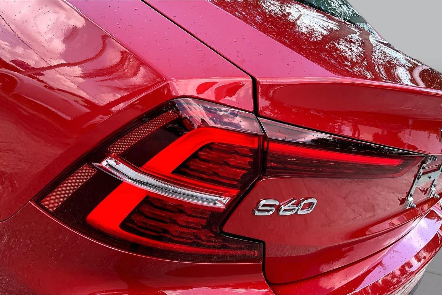 Used 2023  Volvo Core Dark Theme image 29