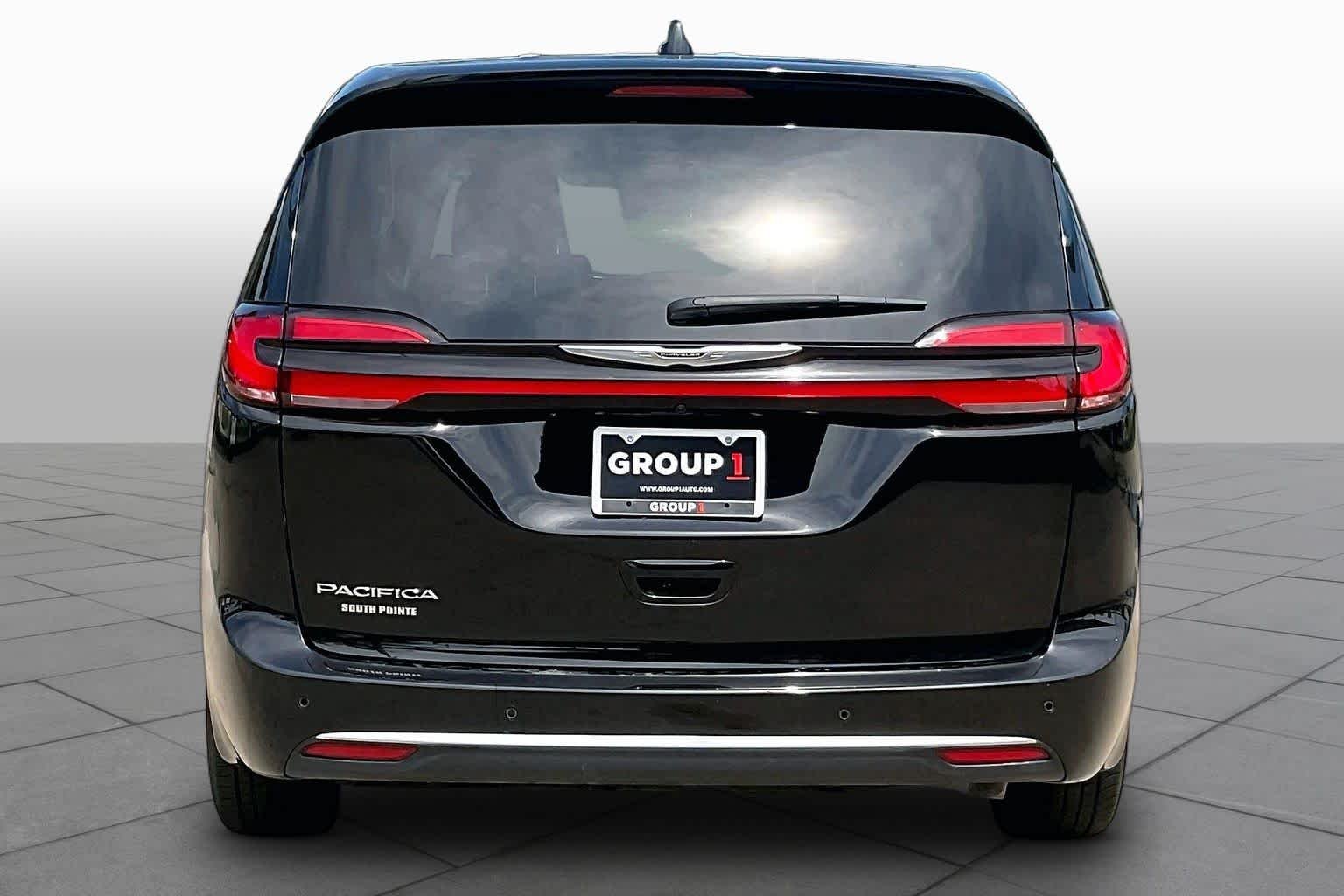 Used 2024 Diamond Black Crystal Pearlcoat Chrysler Touring L image 5
