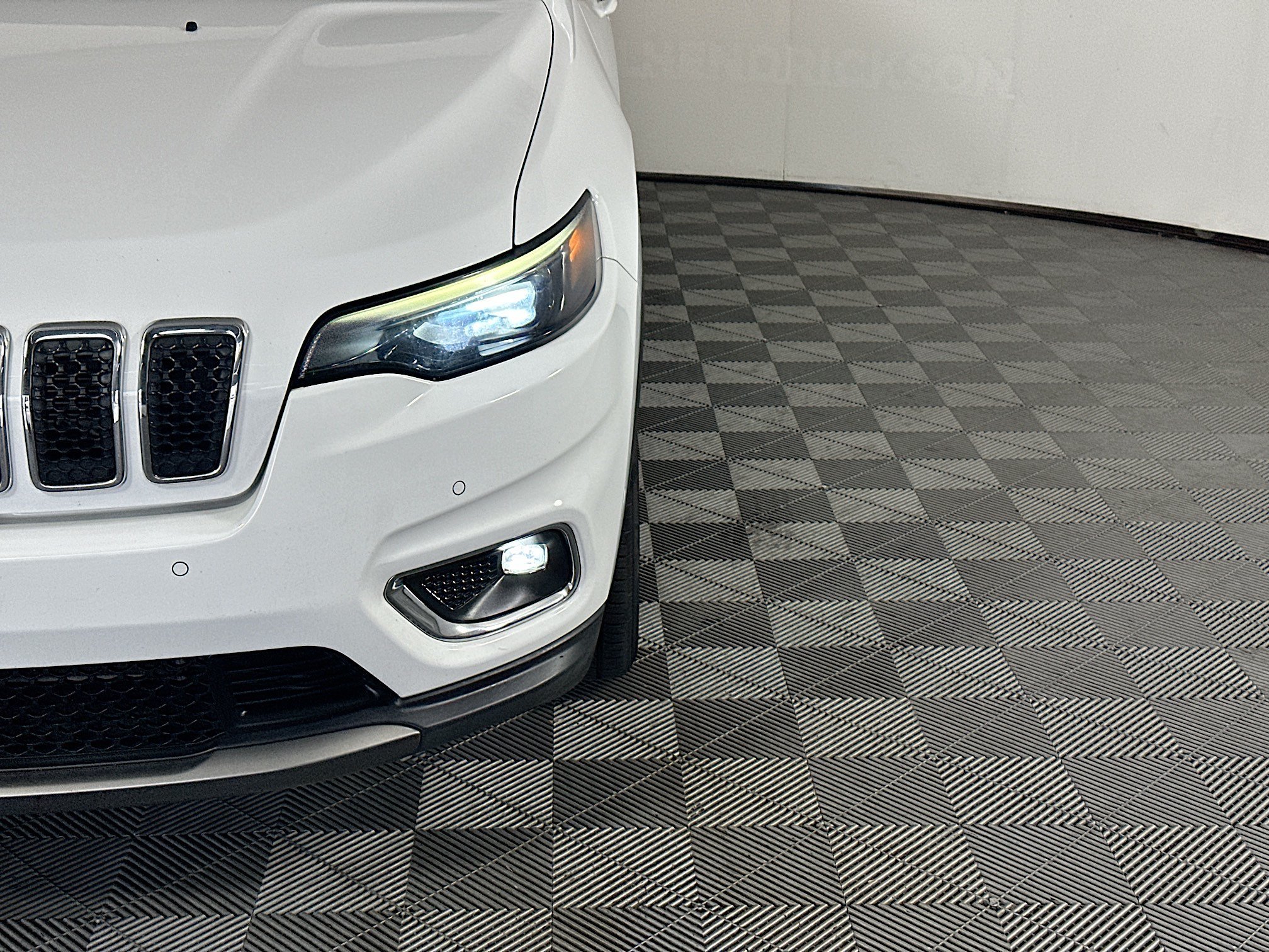 Used 2019 Bright White Clearcoat Jeep Limited image 9