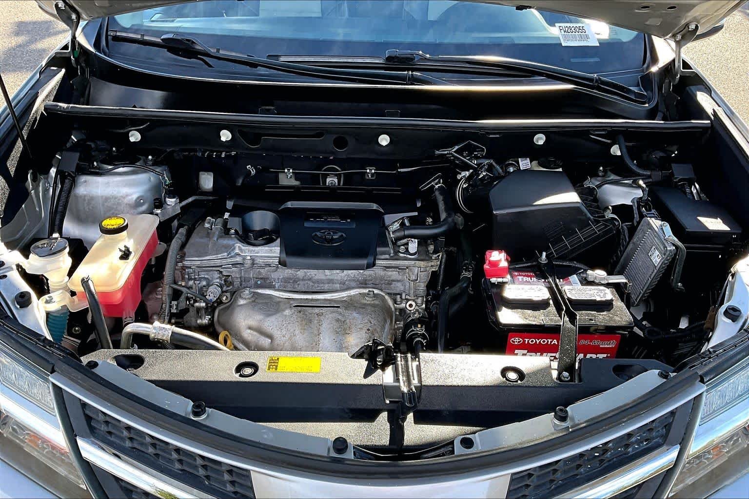 Used 2015 Classic Silver Metallic Toyota XLE image 31