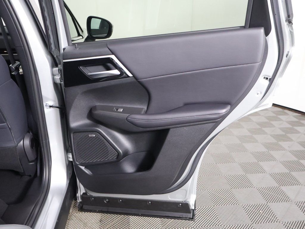 New 2026 Silver Mitsubishi SE image 28