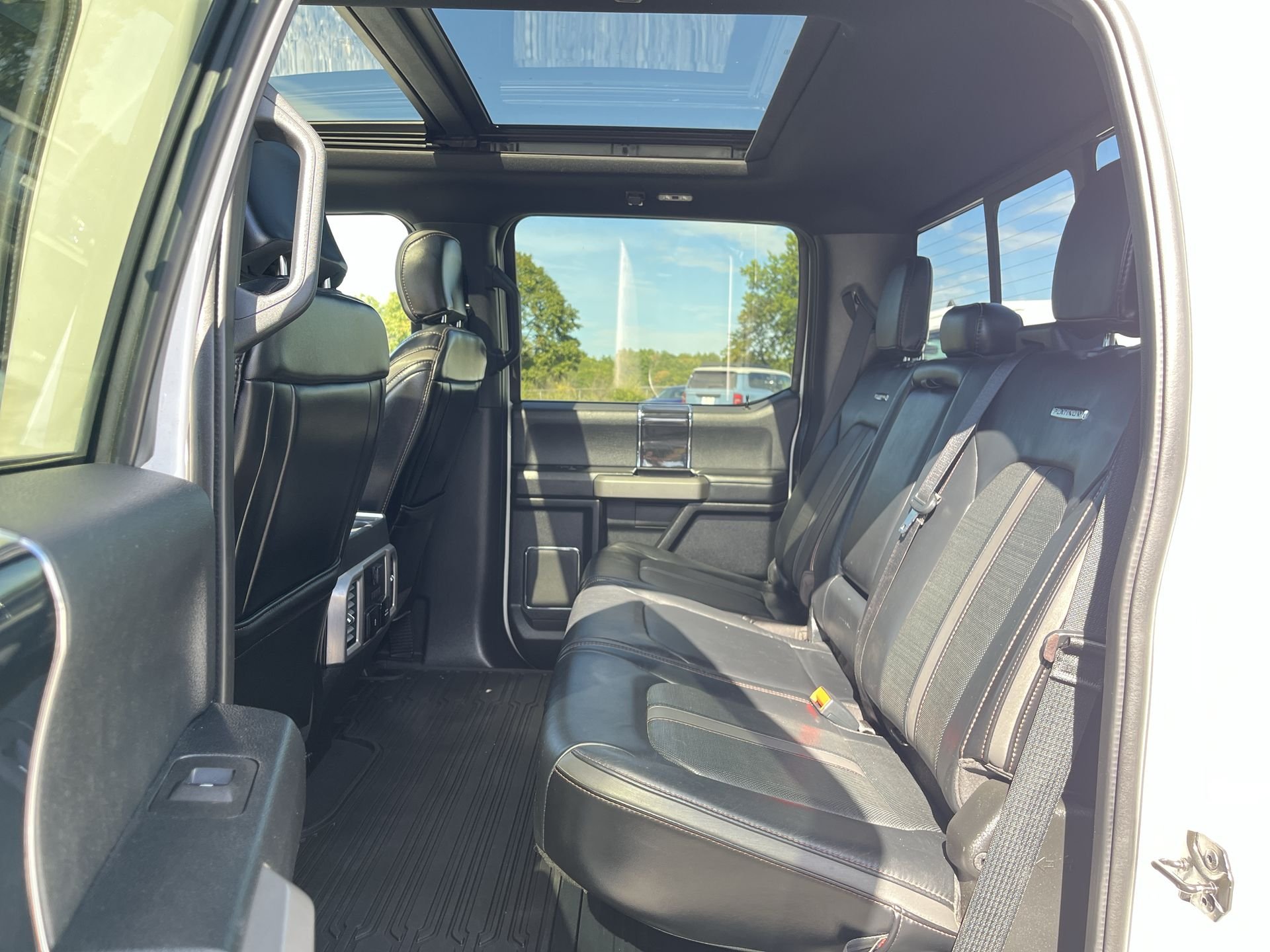 Used 2021 Star White Ford Platinum image 4