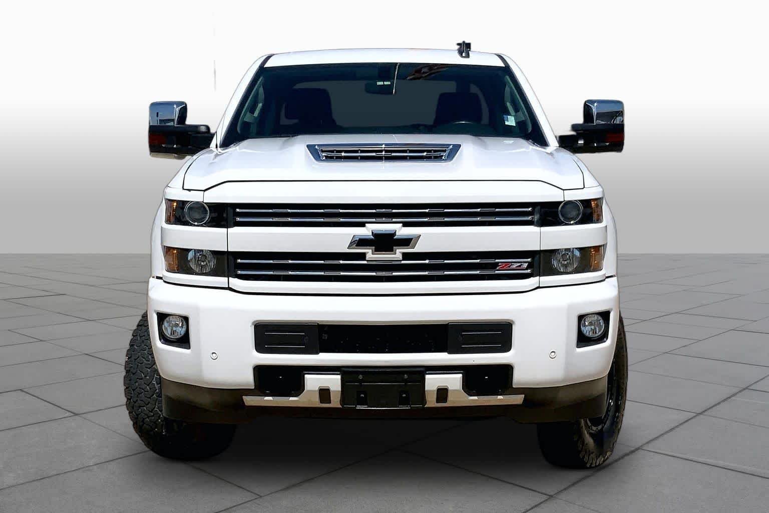 Used 2018 Summit White Chevrolet LT image 3