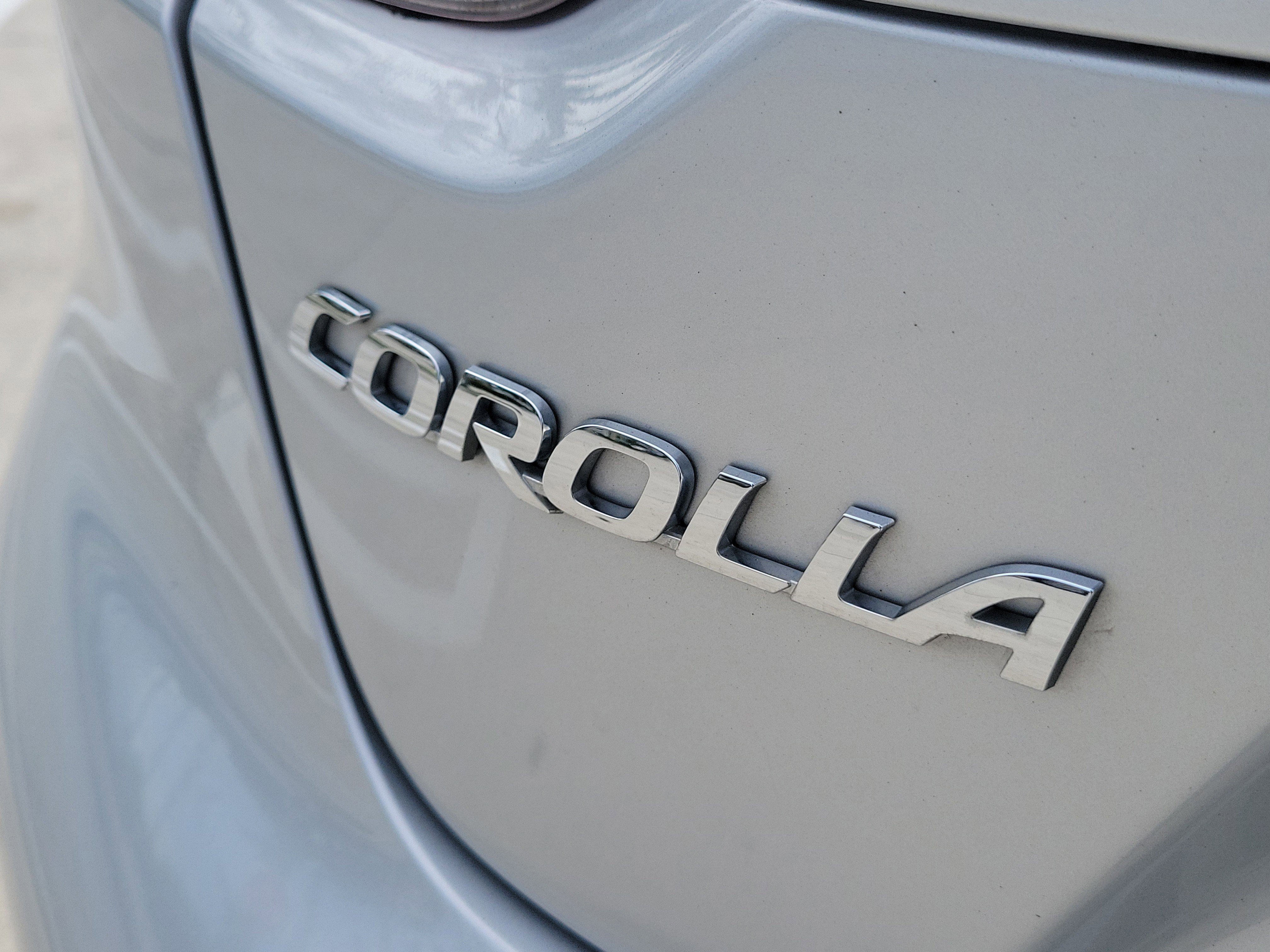 Used 2020 Classic Silver Metallic Toyota LE image 10