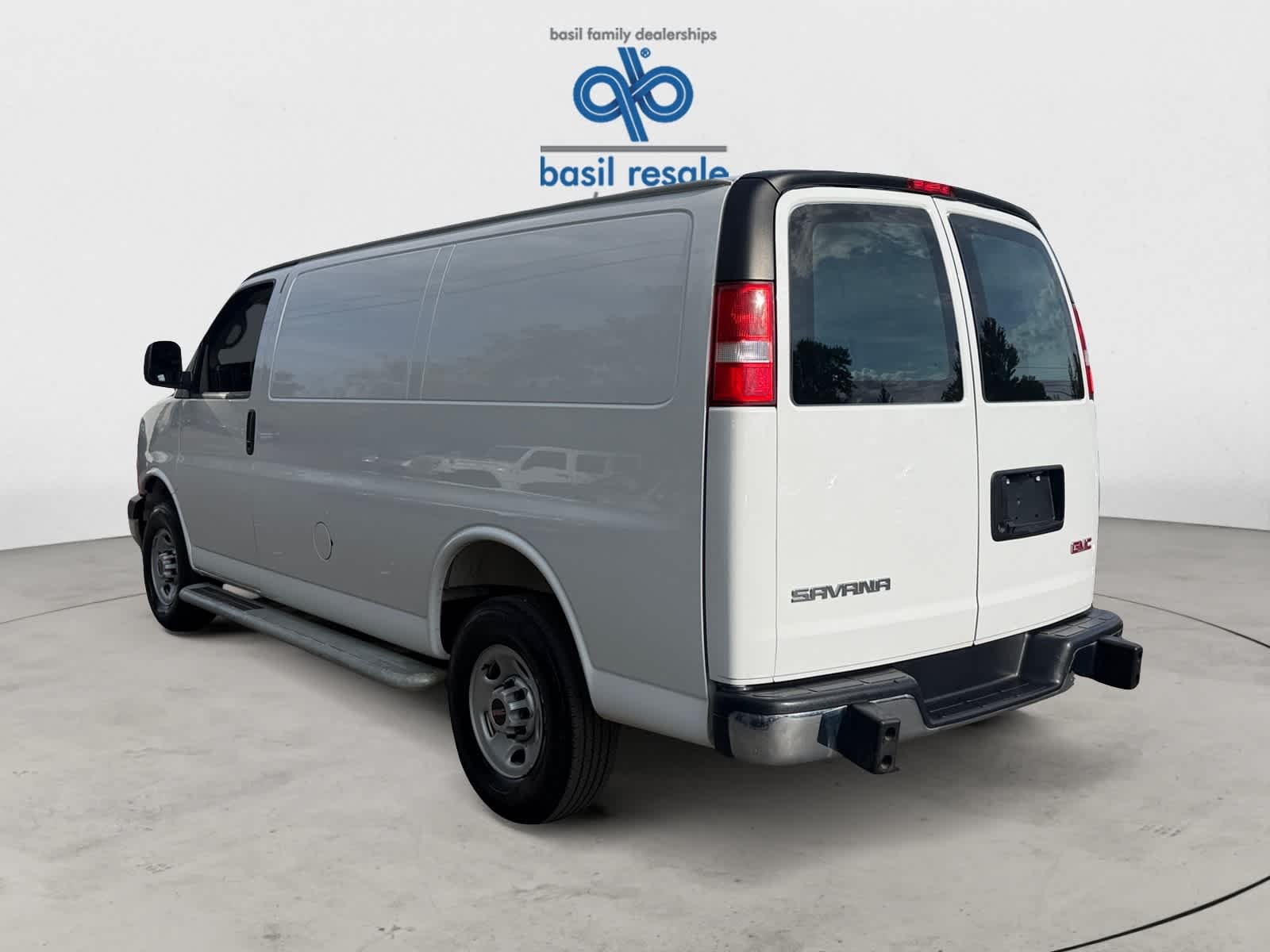 Used 2025 Summit White GMC  image 4