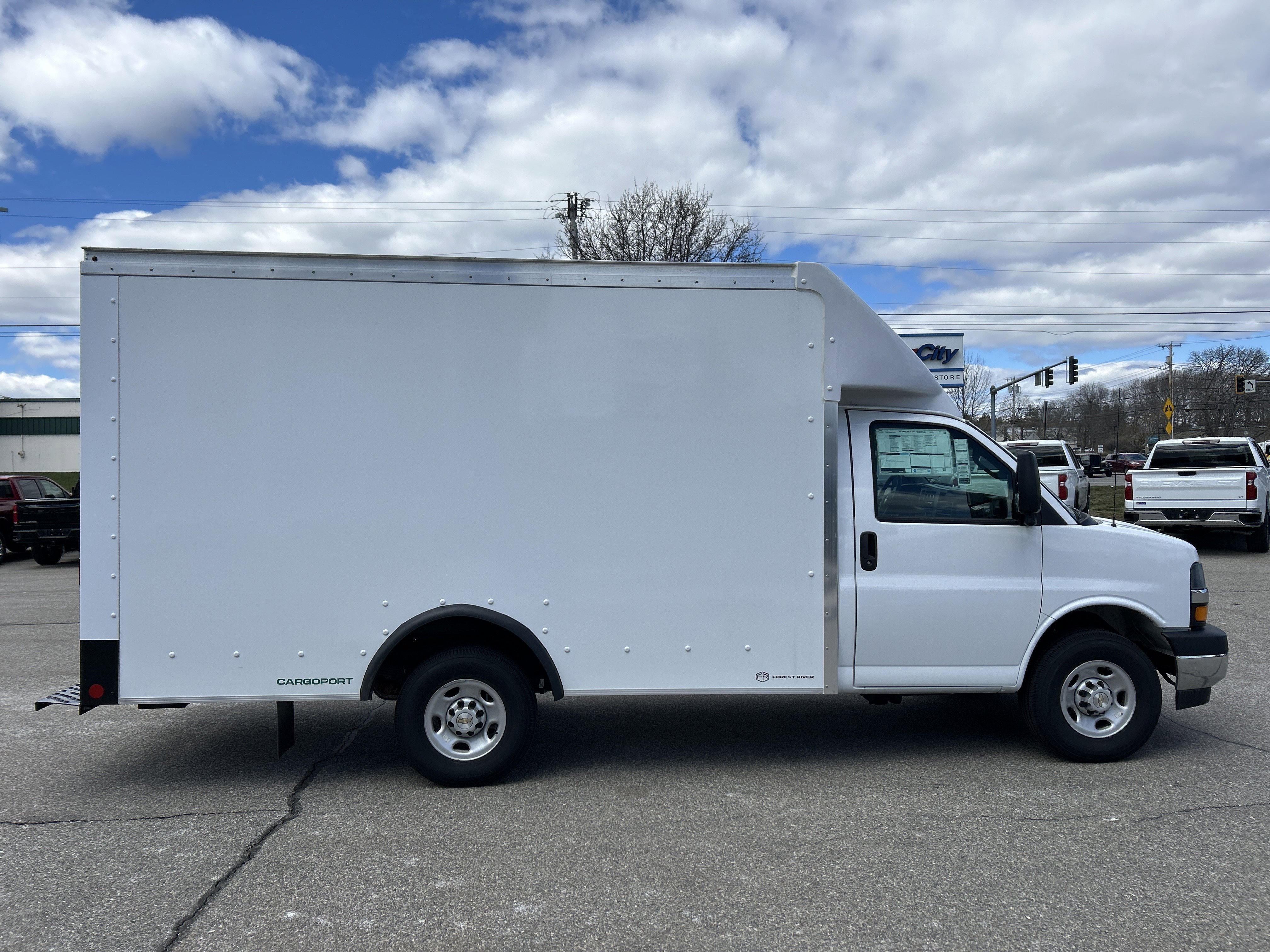 New 2026 Summit White Chevrolet 1WT image 7