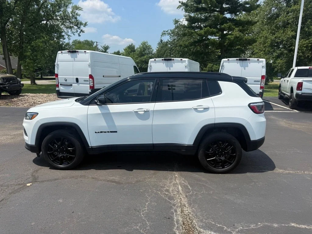 Used 2022 White Jeep Latitude image 7