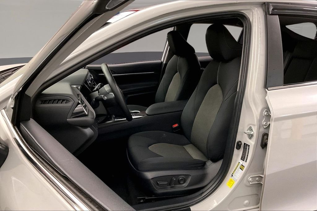Used 2022 White Toyota LE image 29