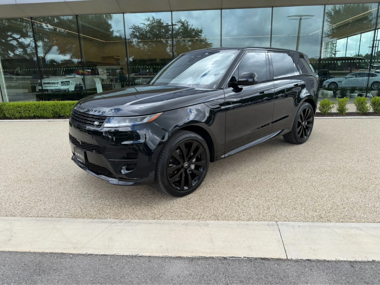 Used 2025 Santorini Black Metallic Land Rover Dynamic SE image 3