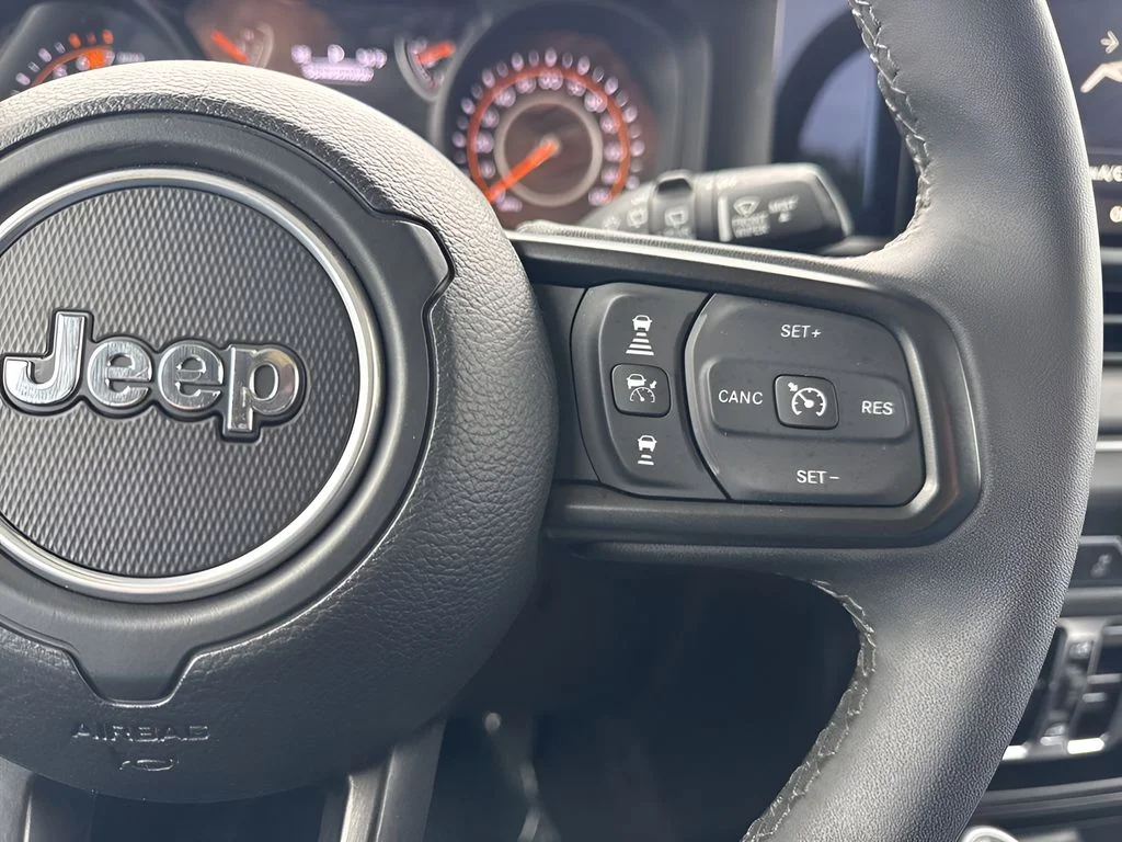 Used 2025 White Jeep Sport S image 14