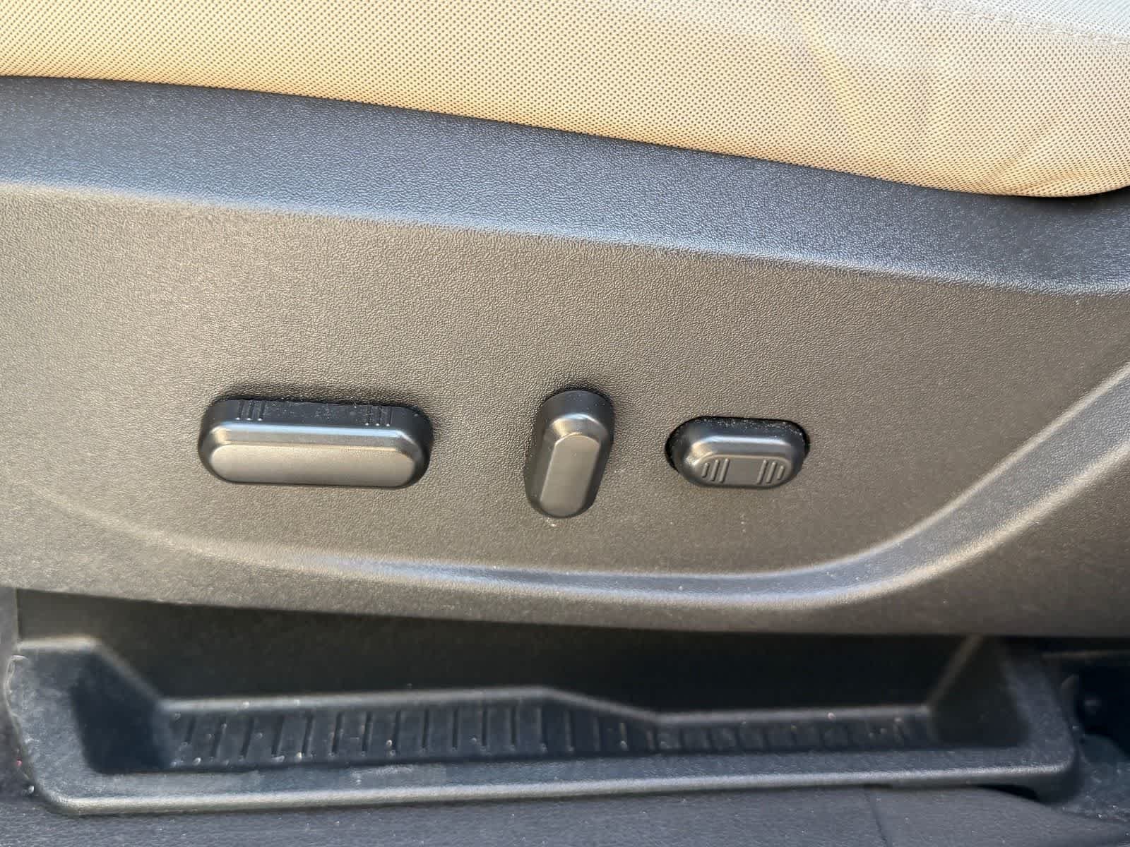 Used 2018 Oxford White Ford SE image 6