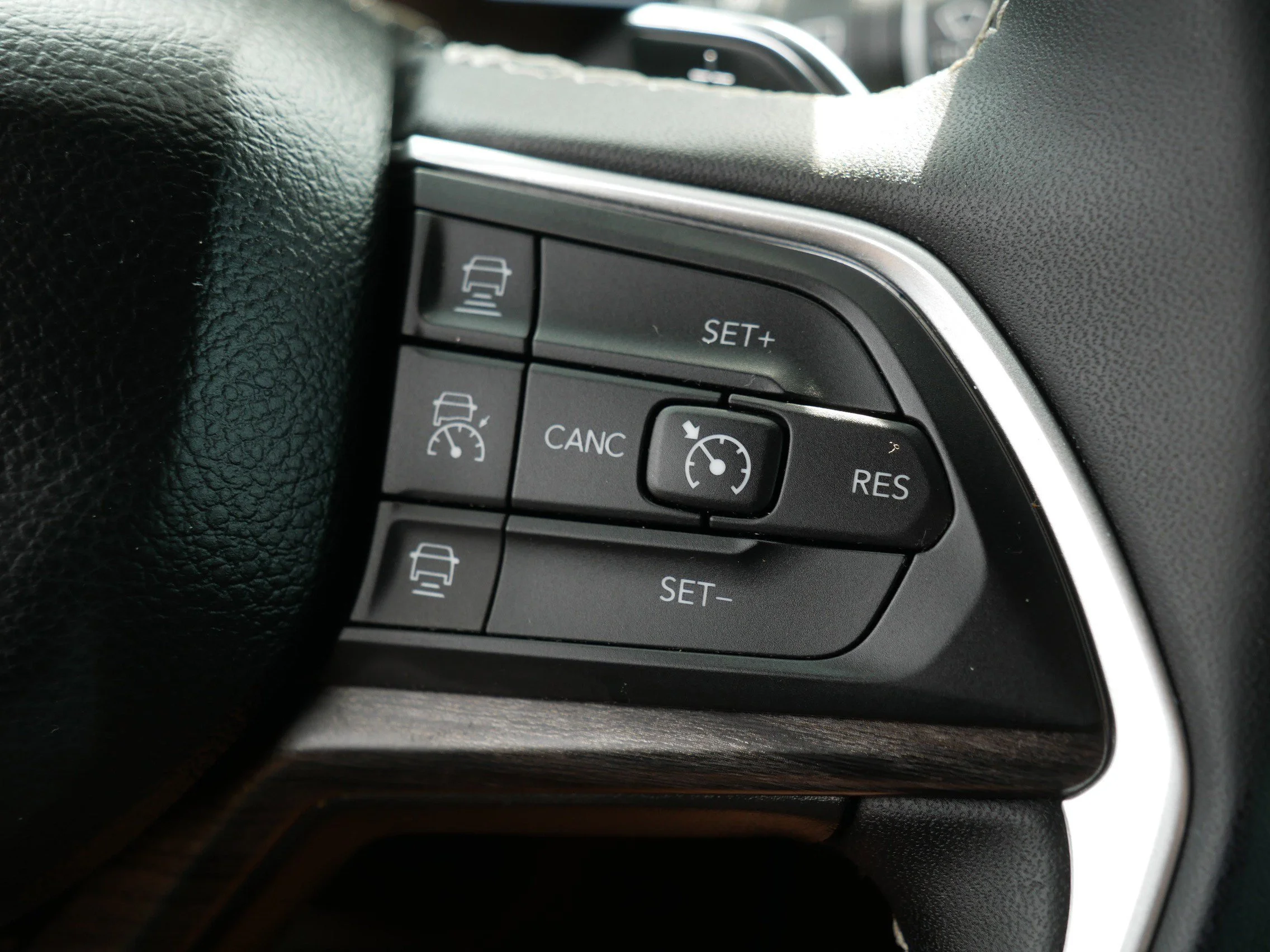 Used 2025 Baltic Gray Metallic Clearcoat Jeep Limited image 29