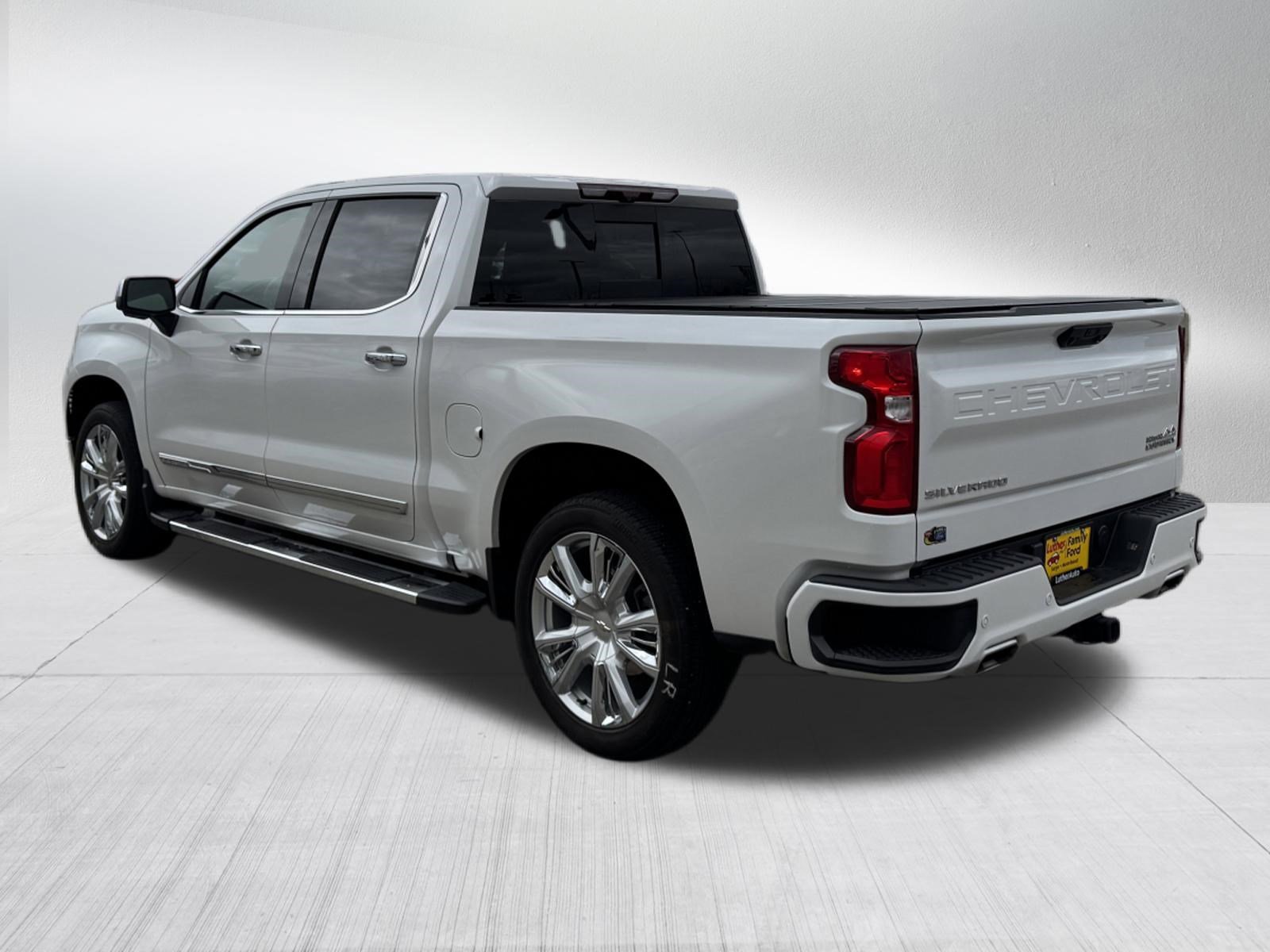 Used 2024 Iridescent Pearl Tricoat Chevrolet High Country image 5