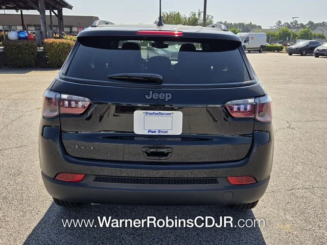 New 2026 Diamond Black Crystal Pearl-Coat Exterior Paint Jeep Latitude image 10