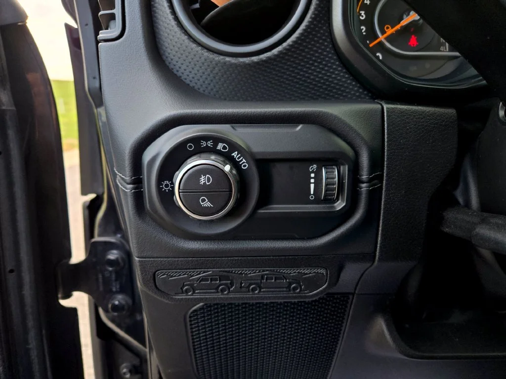 Used 2024 Gray Jeep Mojave image 12