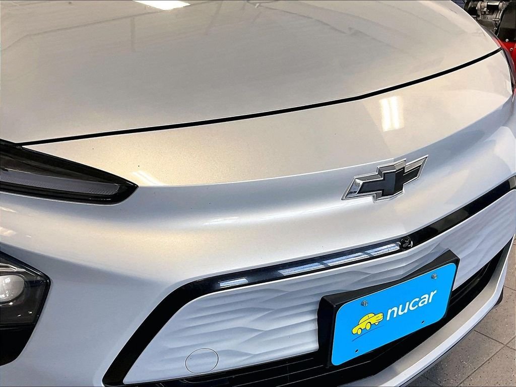 Used 2023 Silver Chevrolet Premier image 31