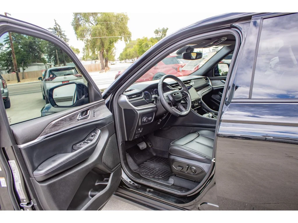 Used 2024 Diamond Black Crystal Pearlcoat Jeep Limited image 28