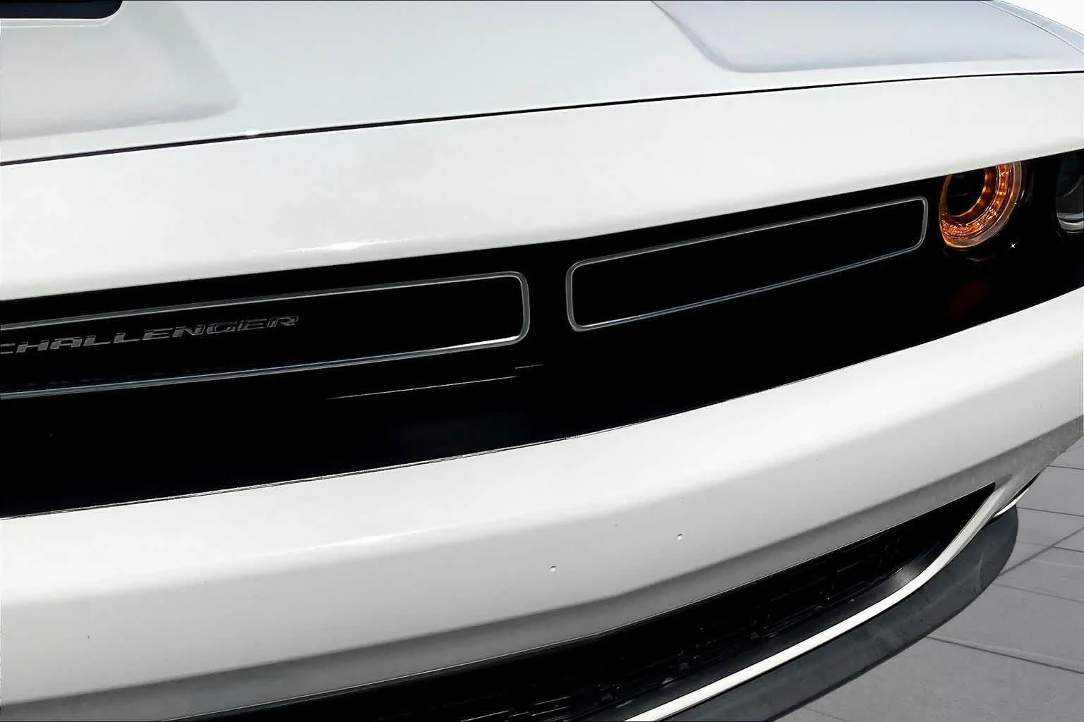 Used 2019 White Knuckle Clearcoat Dodge SXT image 29