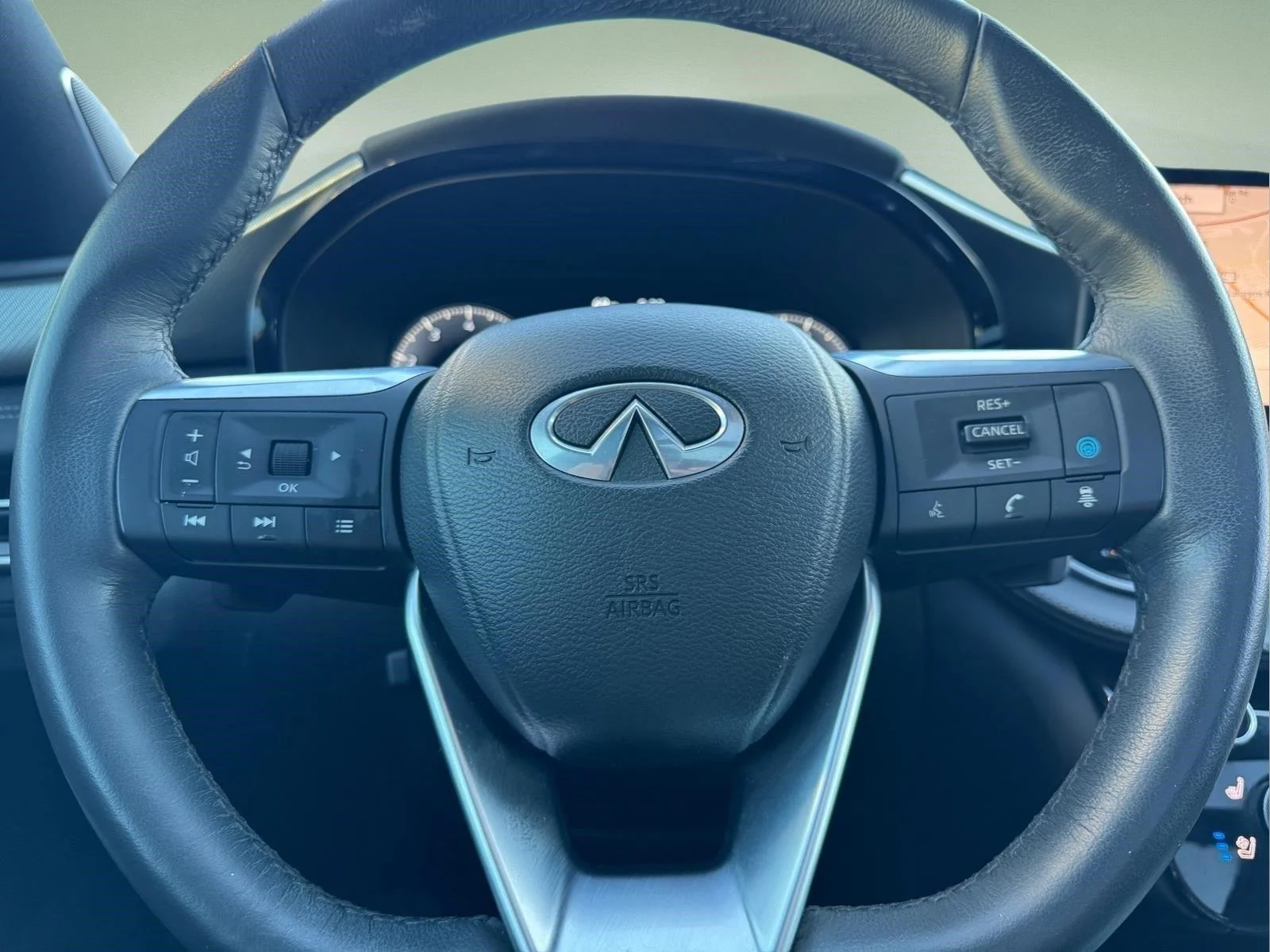 Used 2025 Majestic White INFINITI LUXE image 22
