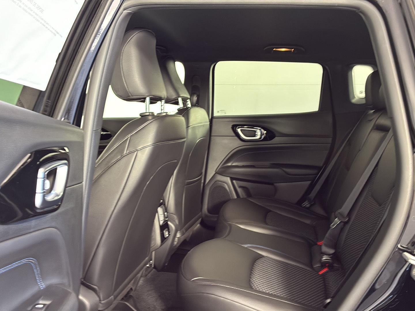 New 2026 Diamond Black Crystal Pearl-Coat Exterior Paint Jeep Latitude Altitude image 9