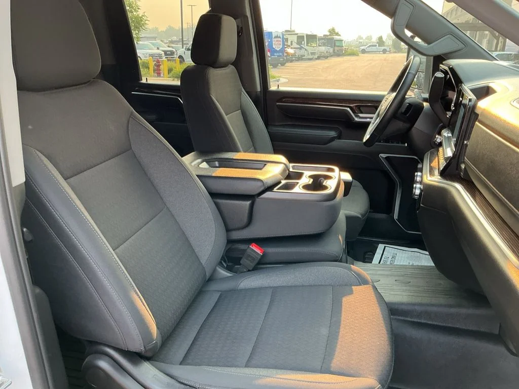 Used 2025 White GMC SLE image 30