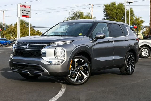 2024 Mitsubishi Outlander SE 2WD's photo