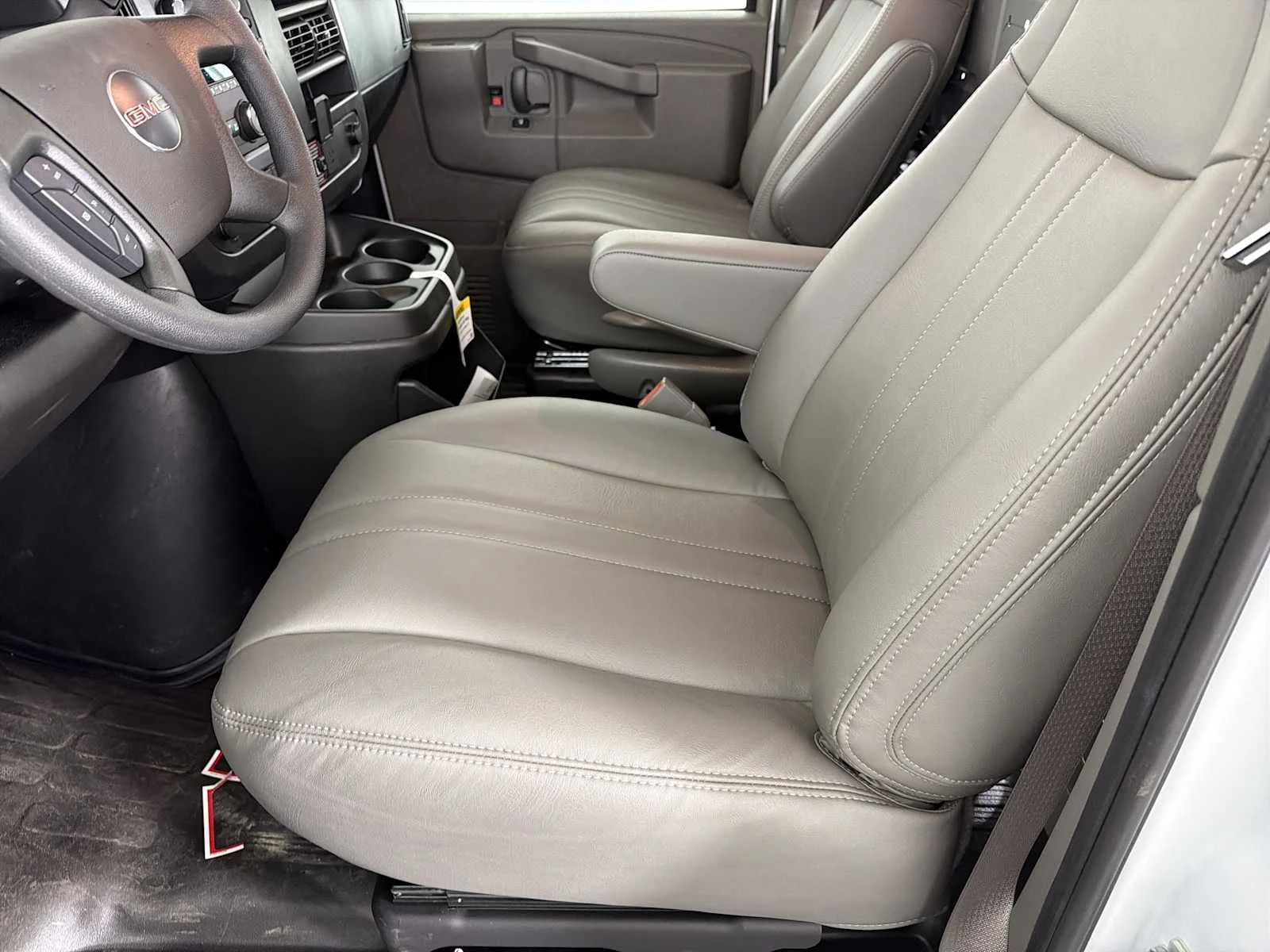 2025 GMC Savana Cargo Work Van - Photo 8