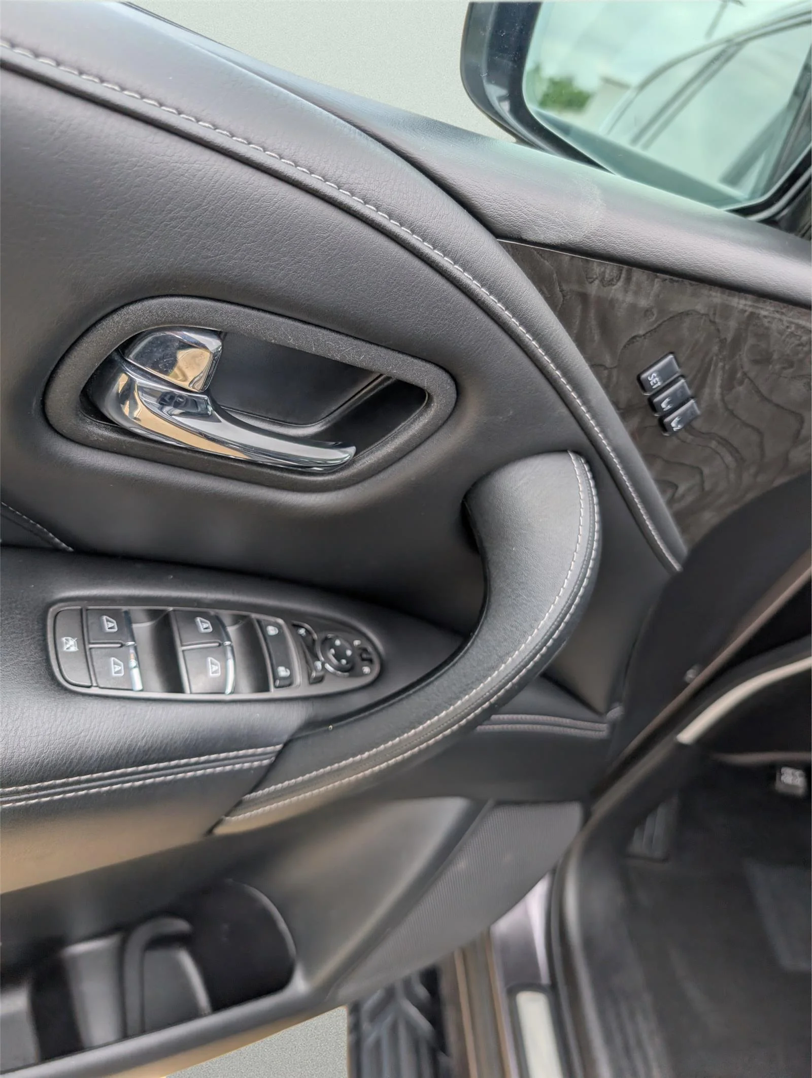 Used 2024 Anthracite Gray INFINITI LUXE image 12
