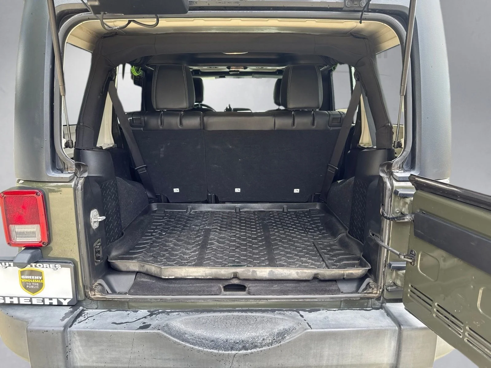 Used 2015 Green Jeep Unlimited Sahara image 21