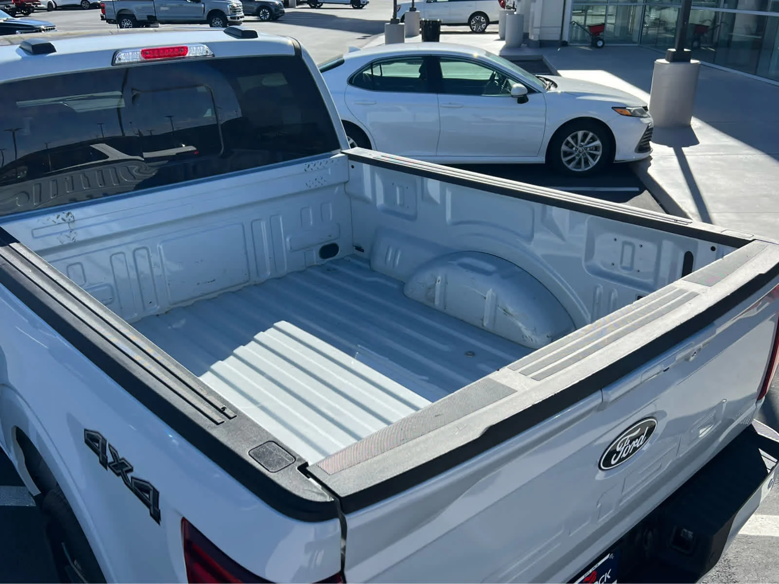 Used 2025 Space White Metallic Ford LARIAT image 27