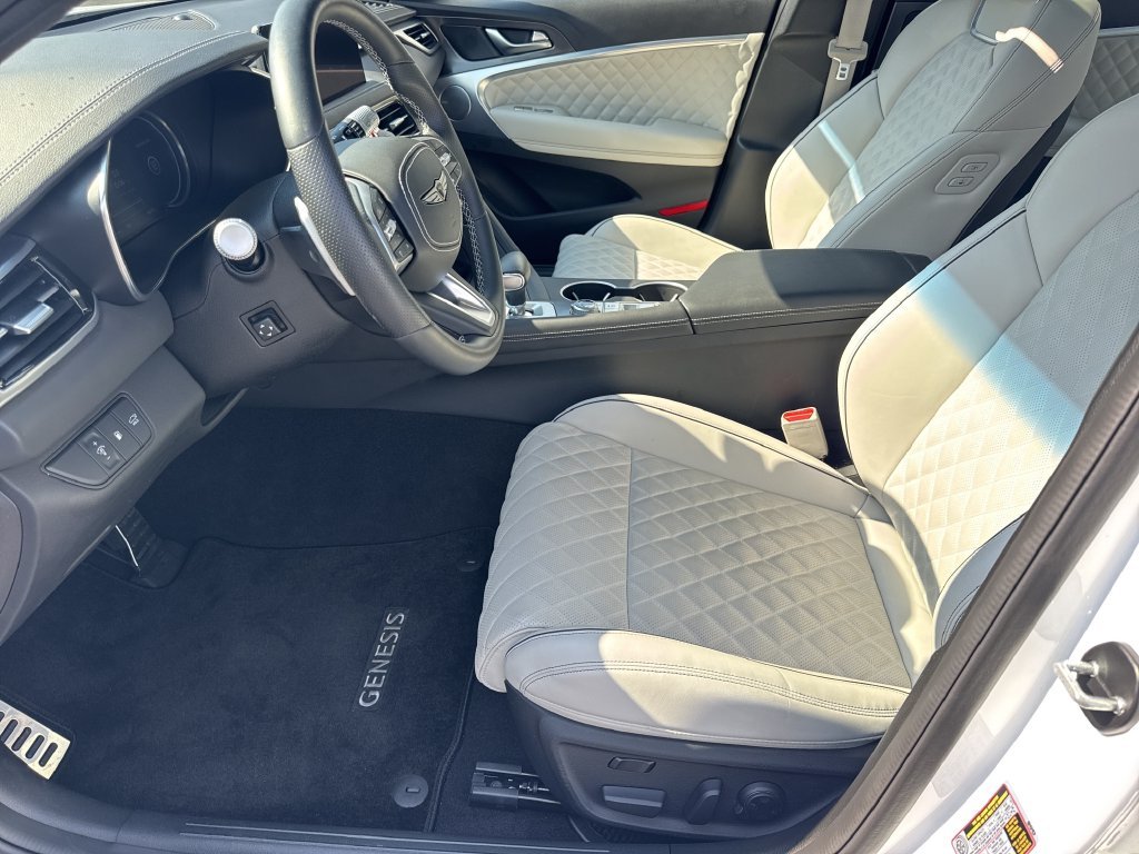Used 2025 White Genesis 3.3T Sport Advanced image 9