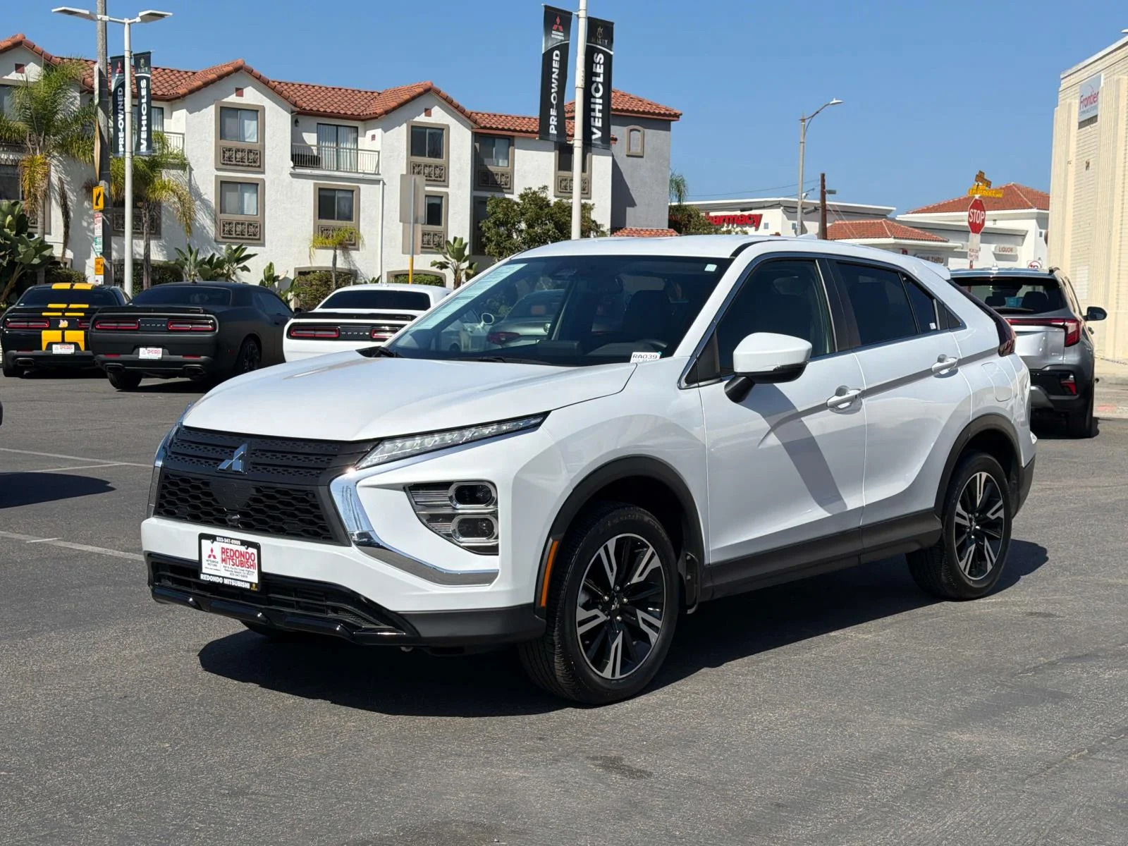 Used 2025 White Diamond Mitsubishi SE image 13