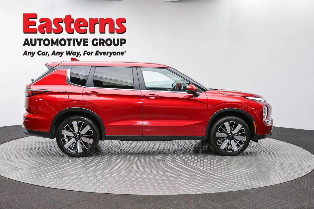 Used 2025 Red Mitsubishi SE image 4