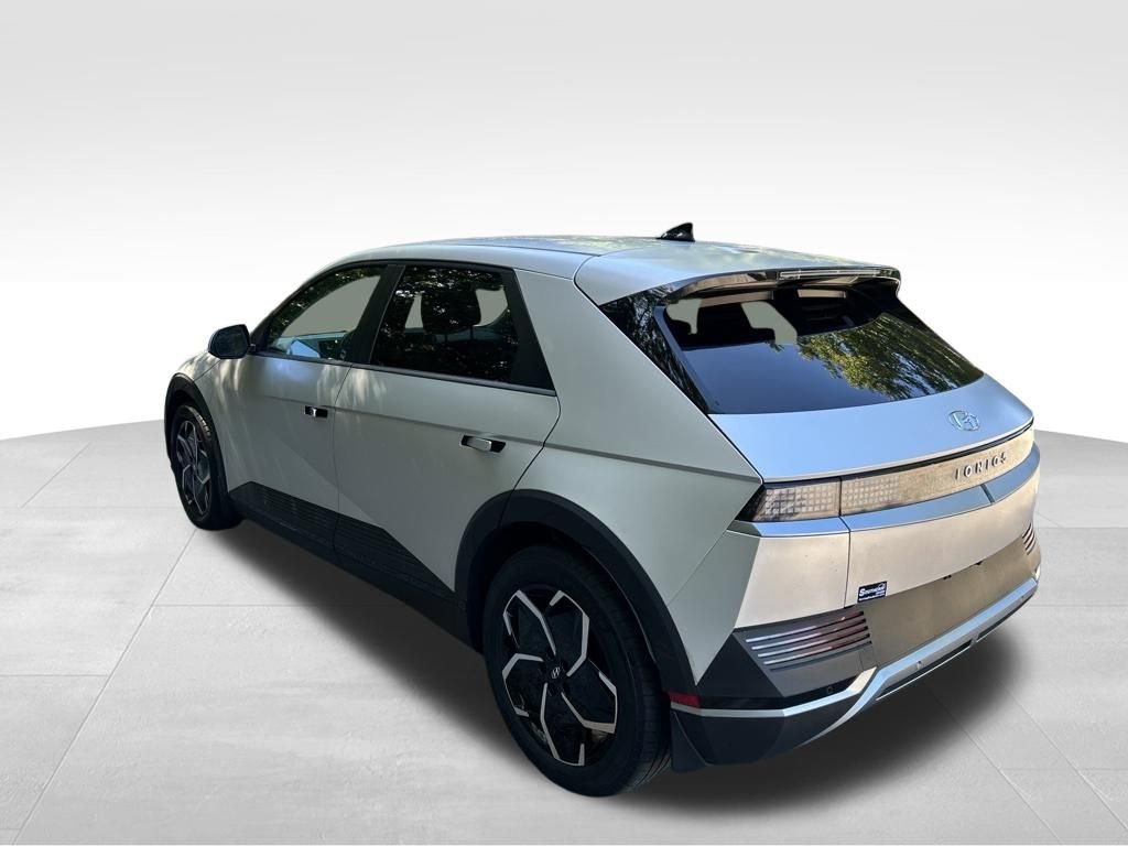 Used 2023 Gold Hyundai SEL image 3