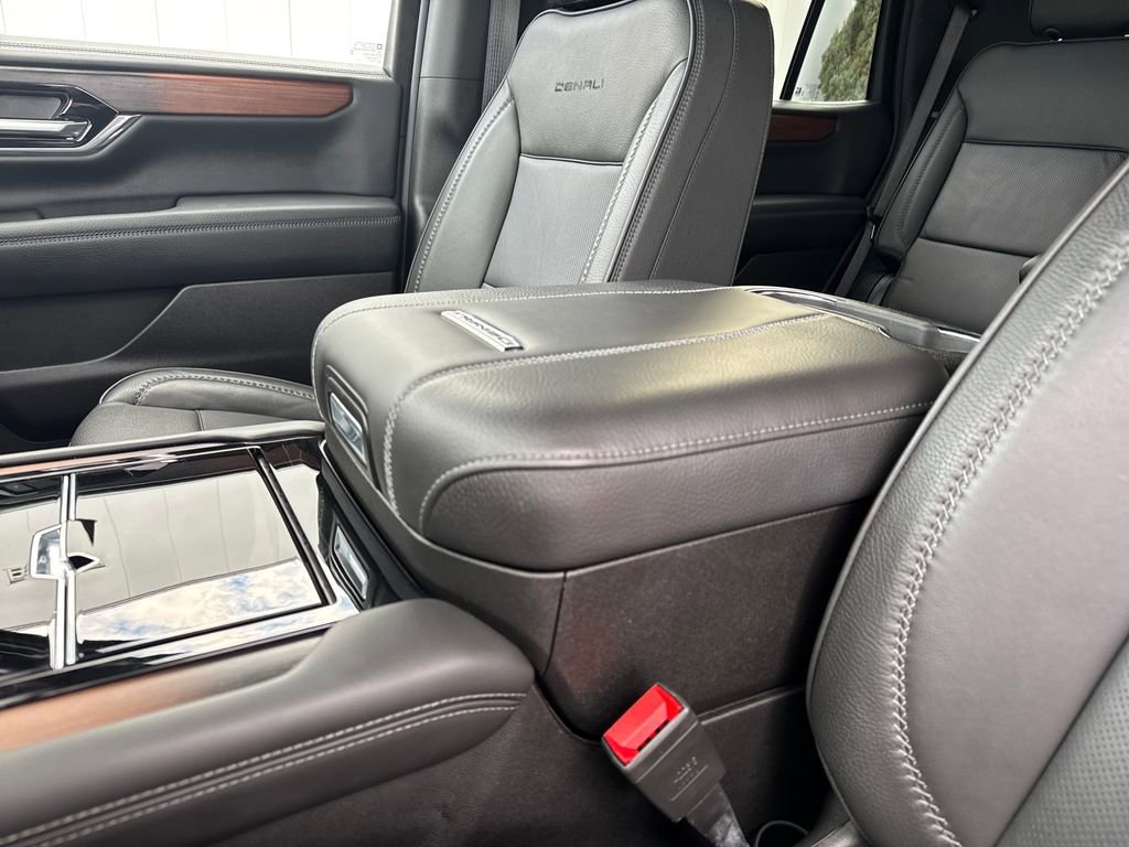 2025 GMC Yukon Denali - Photo 37