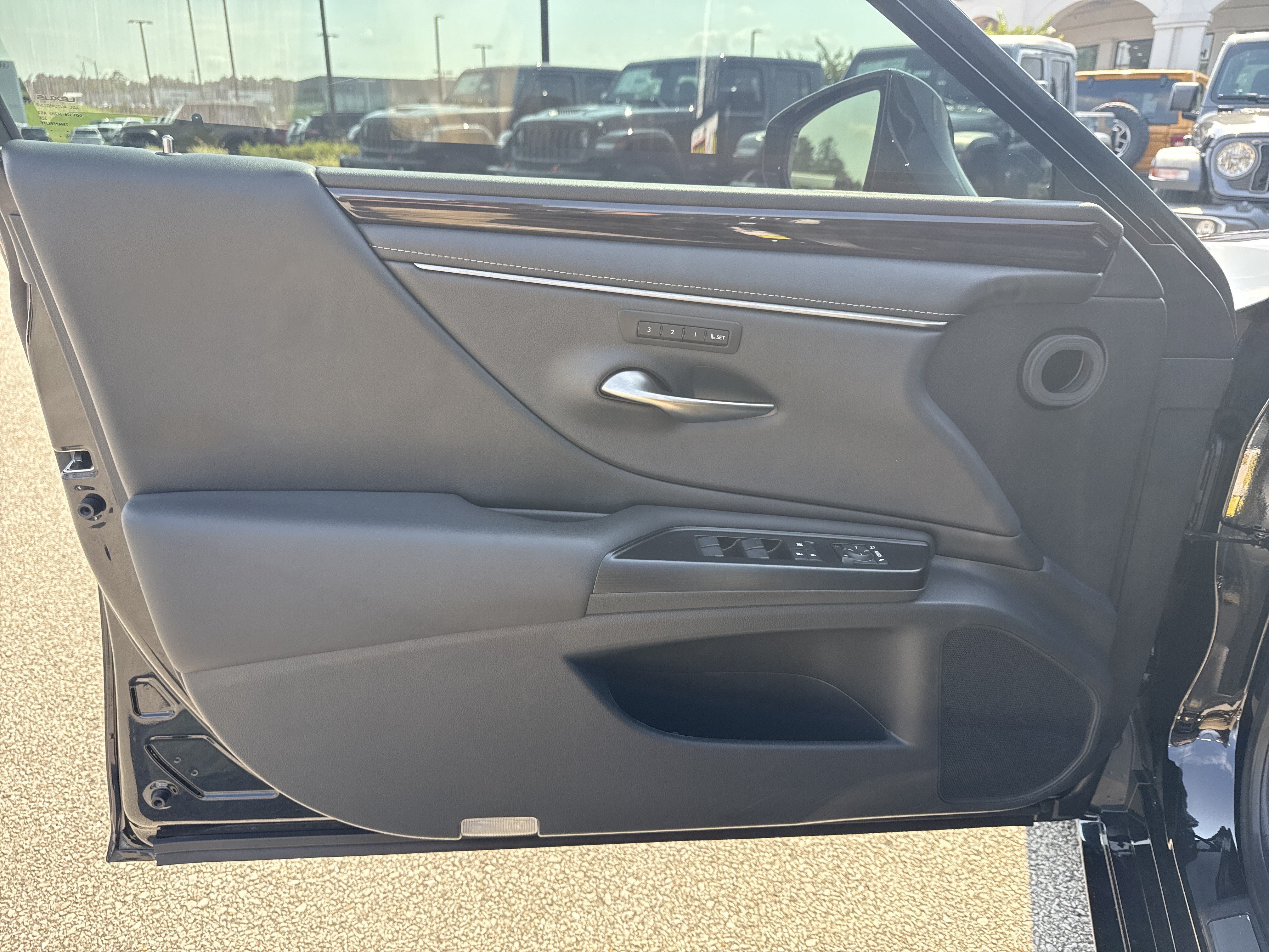 Used 2020 Black Lexus ES 350 image 13