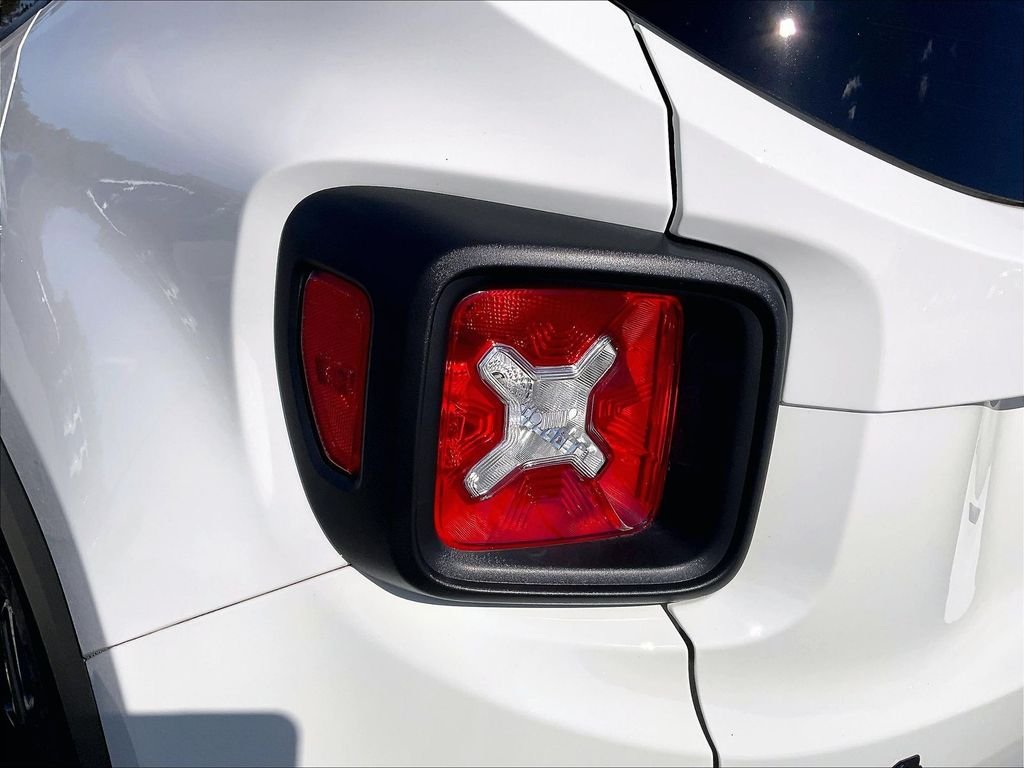 Used 2022 Alpine White Clearcoat Jeep Altitude image 29