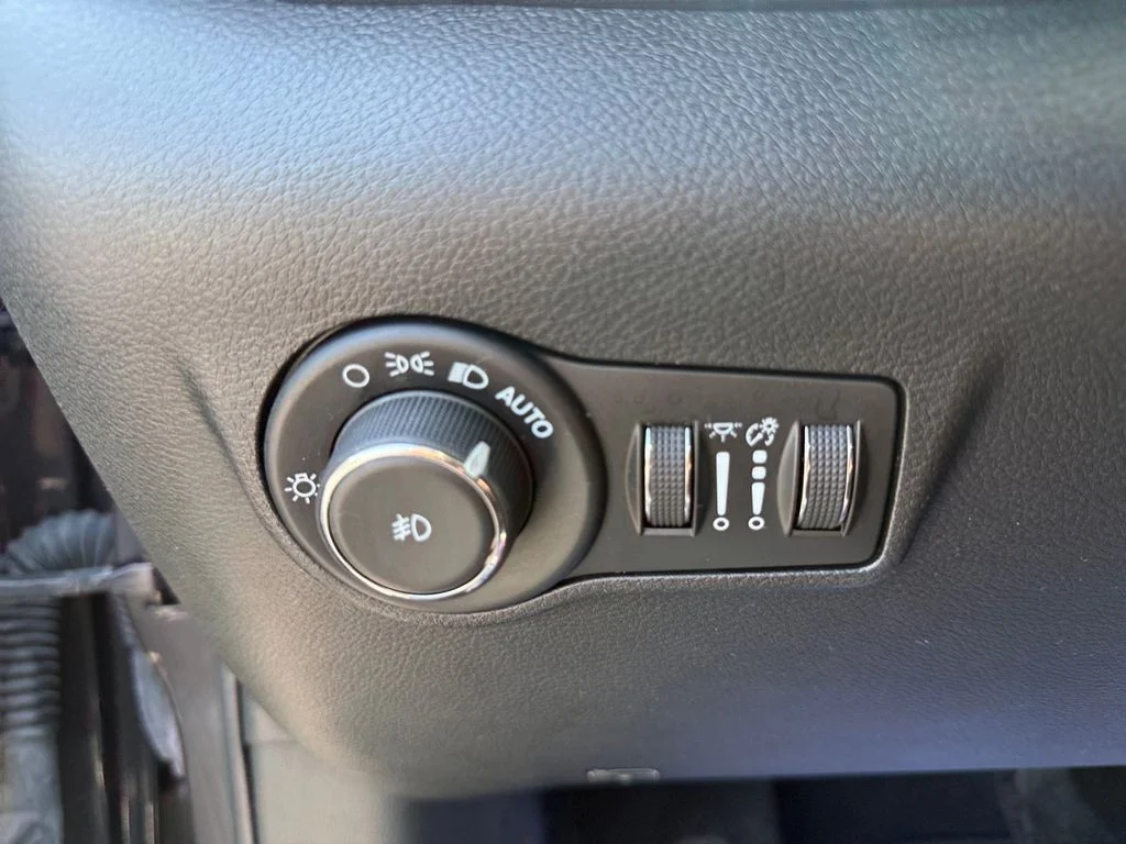 Used 2024 Gray Jeep Latitude image 35