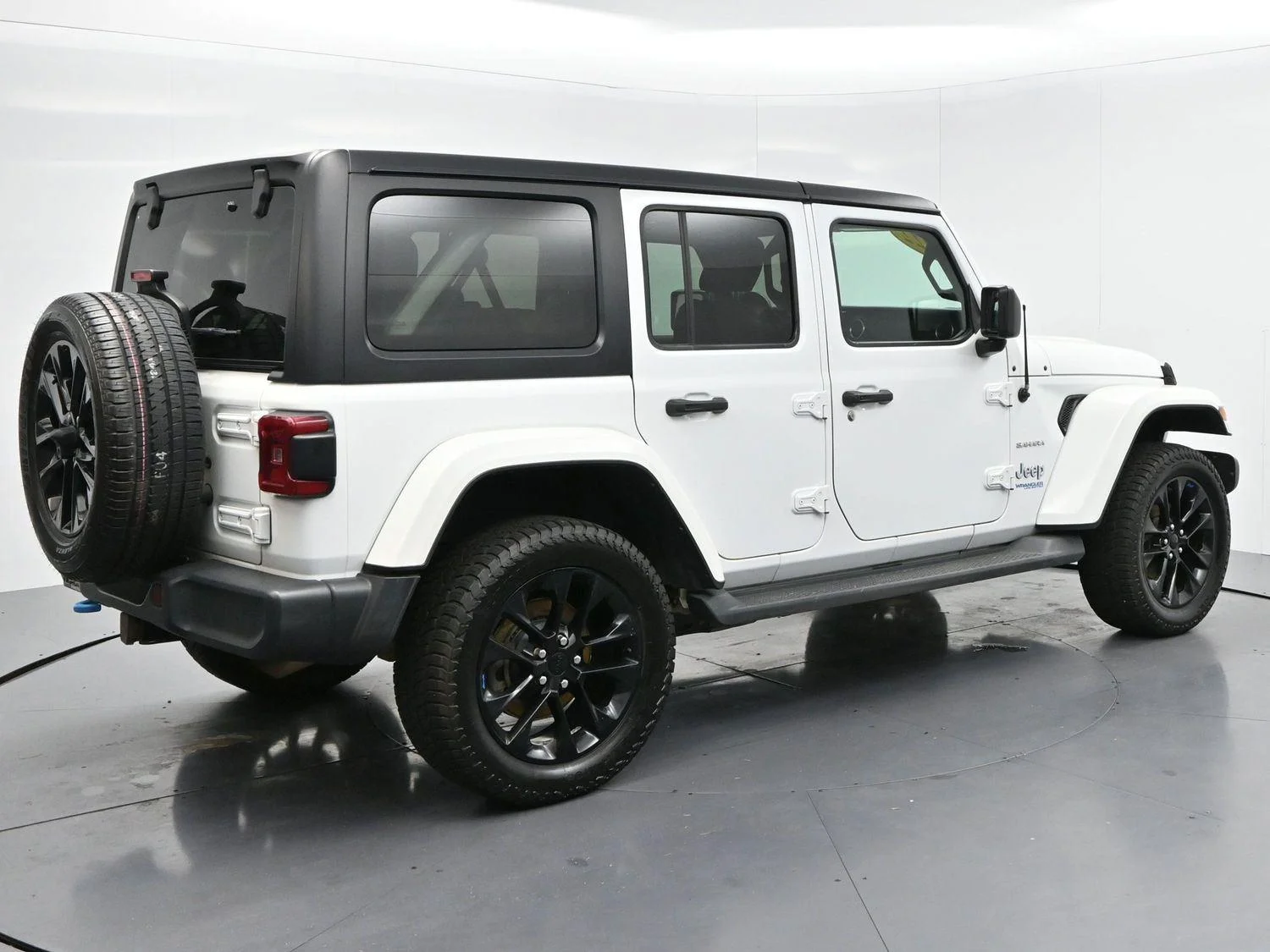 Used 2022 Bright White Clearcoat Jeep Unlimited Sahara image 7