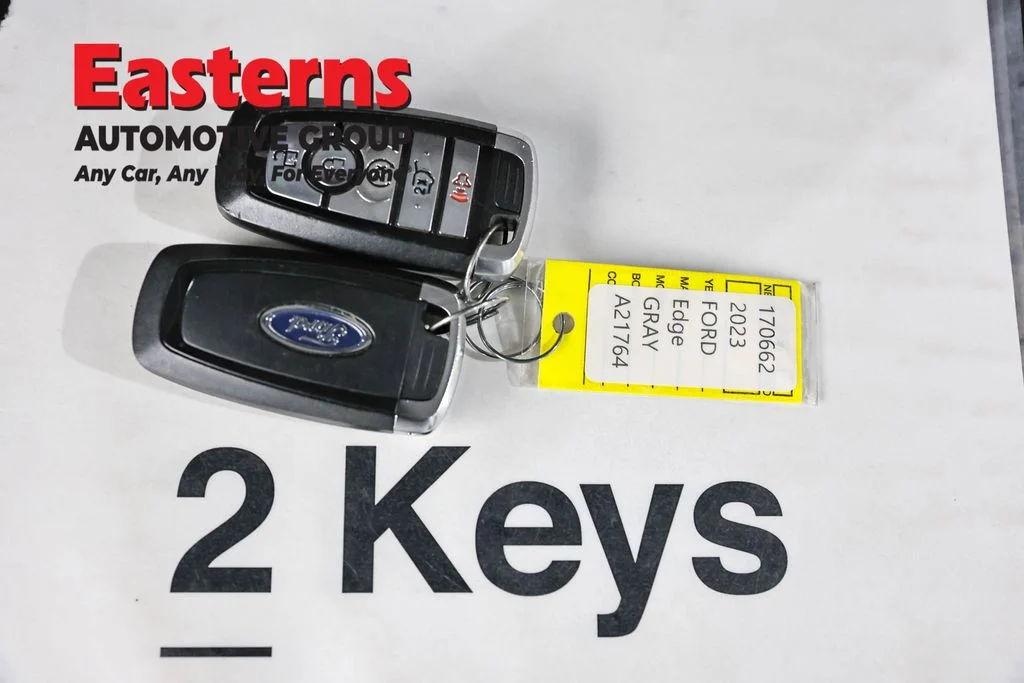 Used 2023 Gray Ford SEL image 25
