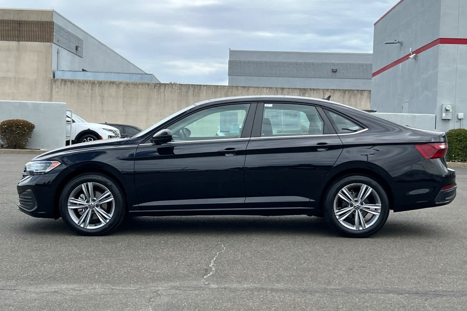 Used 2024 Deep Black Pearl Volkswagen SE image 9