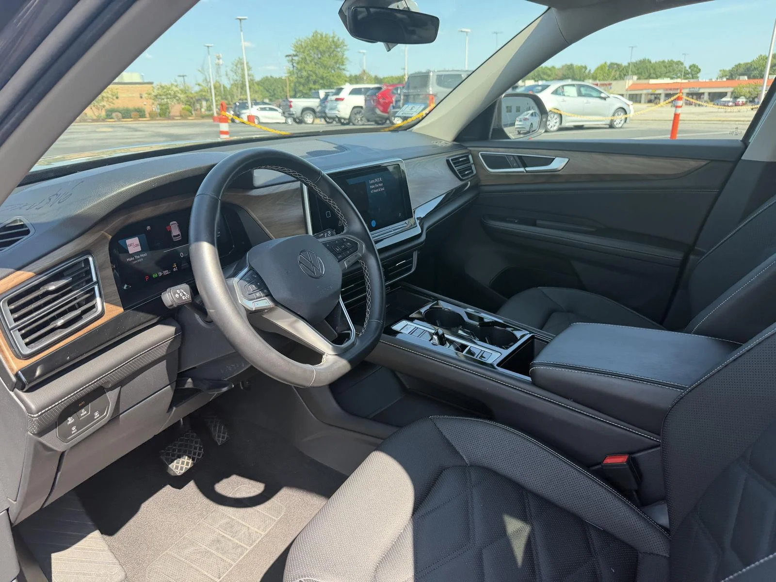 Used 2025  Volkswagen 2.0T SE w/Technology image 13