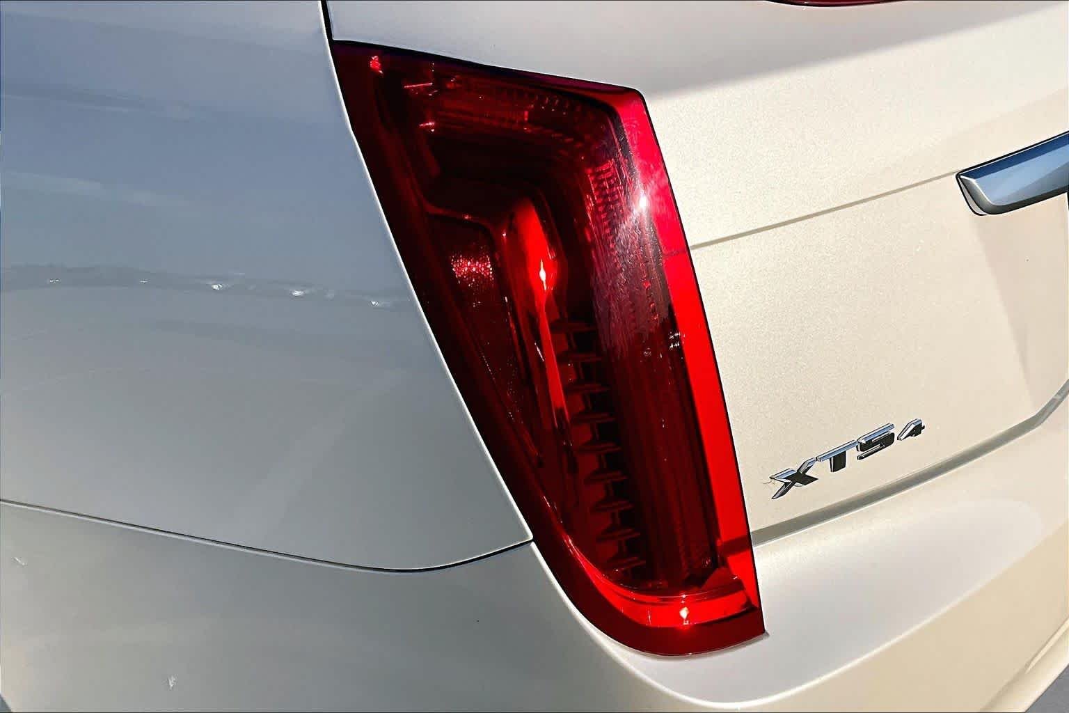 Used 2014 White Diamond Tricoat Cadillac Platinum image 26
