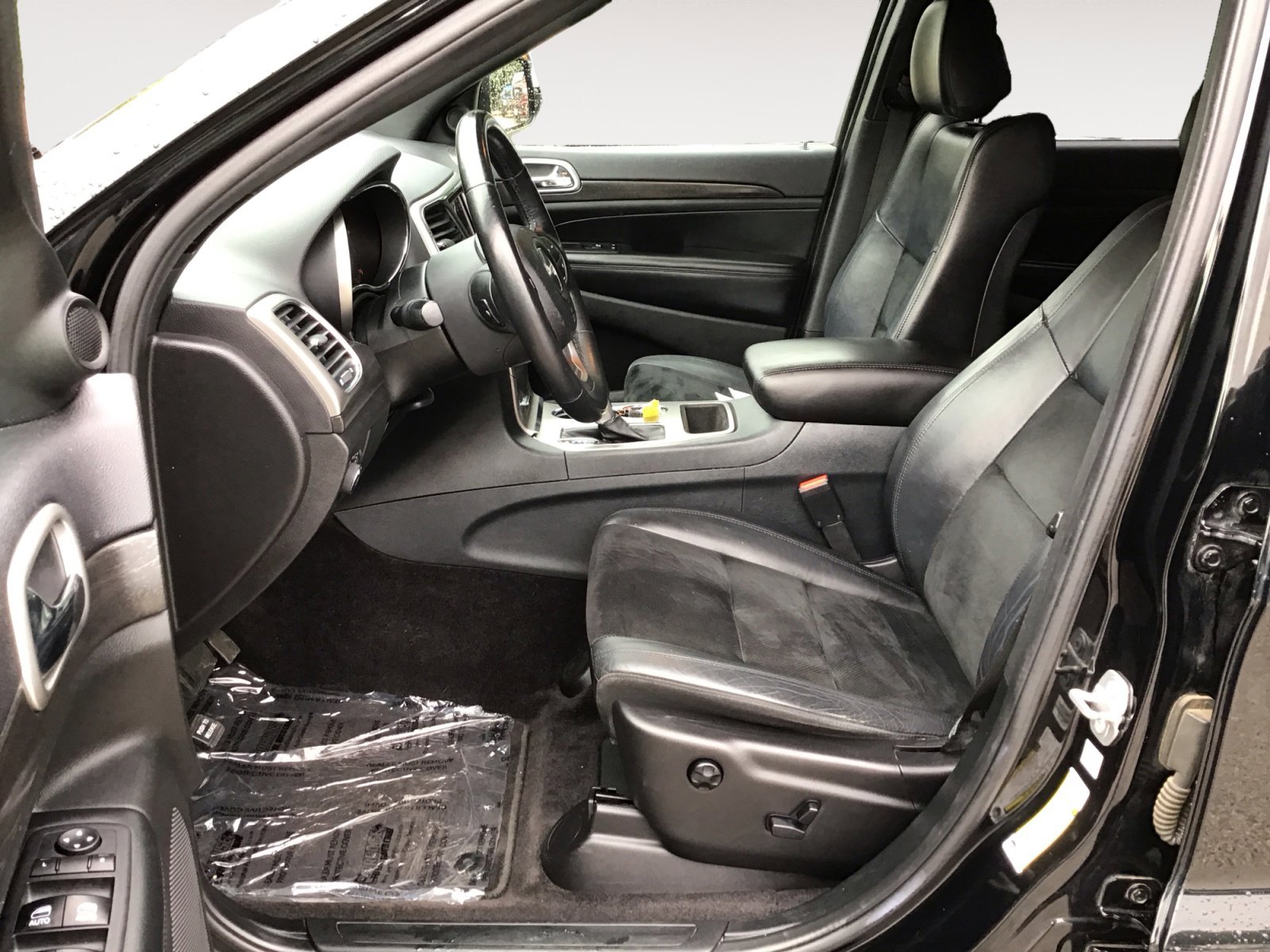 Used 2018 Diamond Black Crystal Pearlcoat Jeep Altitude image 22