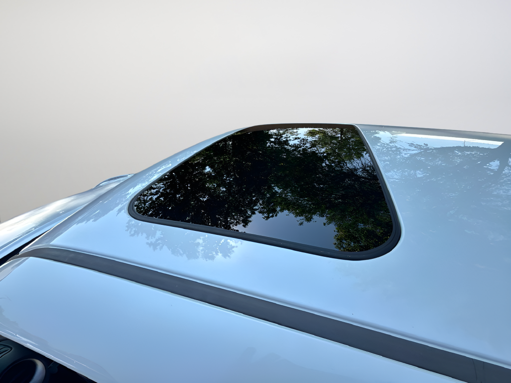 Used 2013 White Nissan SL image 37