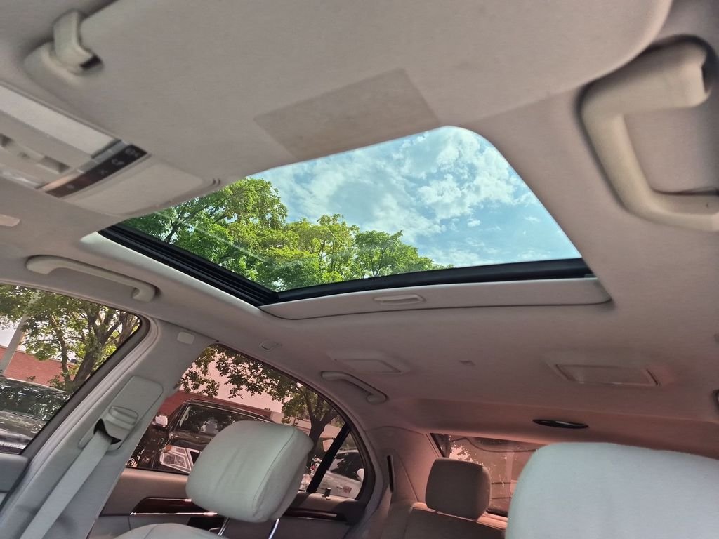 Used 2010 Silver Mercedes-Benz S 550 image 11