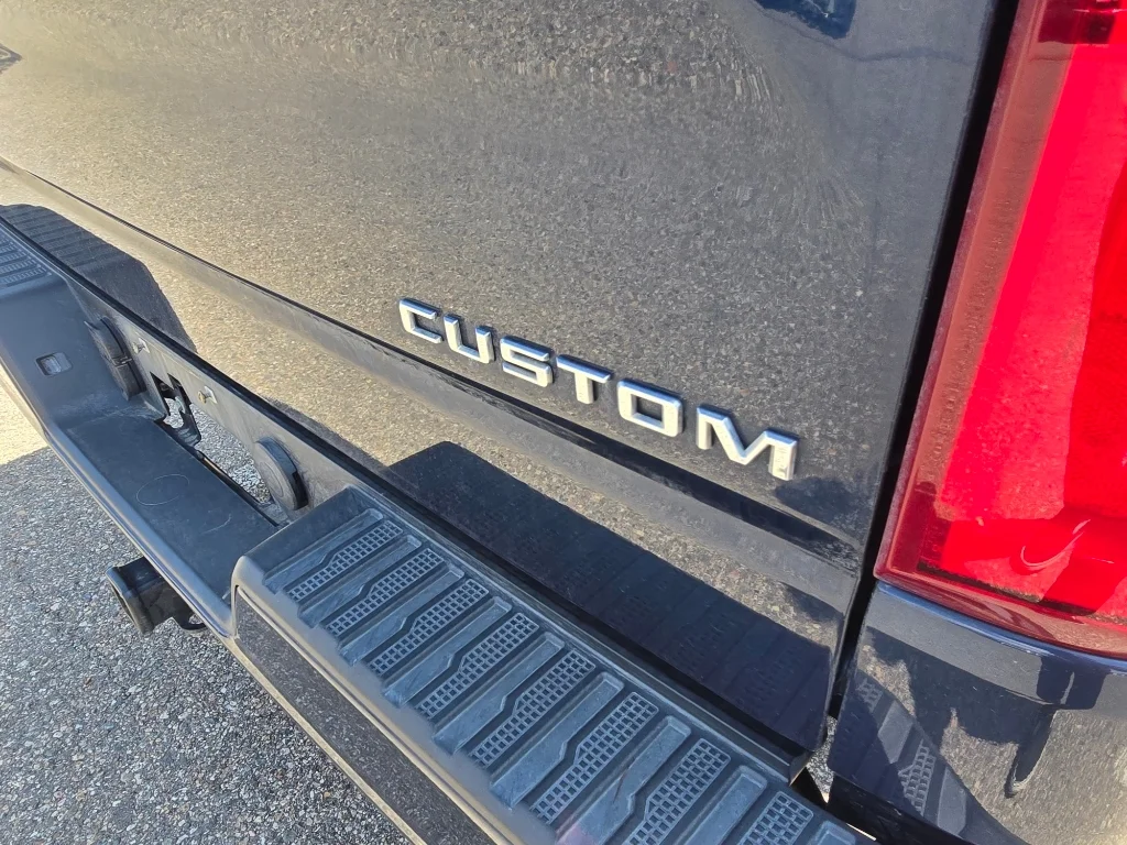 Used 2019 Northsky Blue Metallic Chevrolet Custom image 11