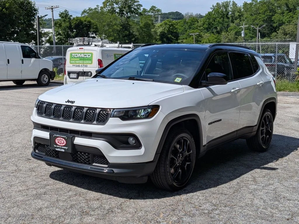 Used 2023 White Jeep Latitude image 9
