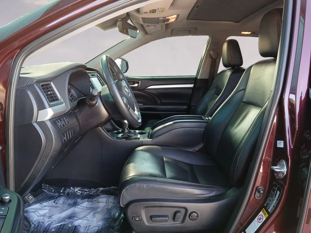 Used 2019 Red Toyota XLE image 10