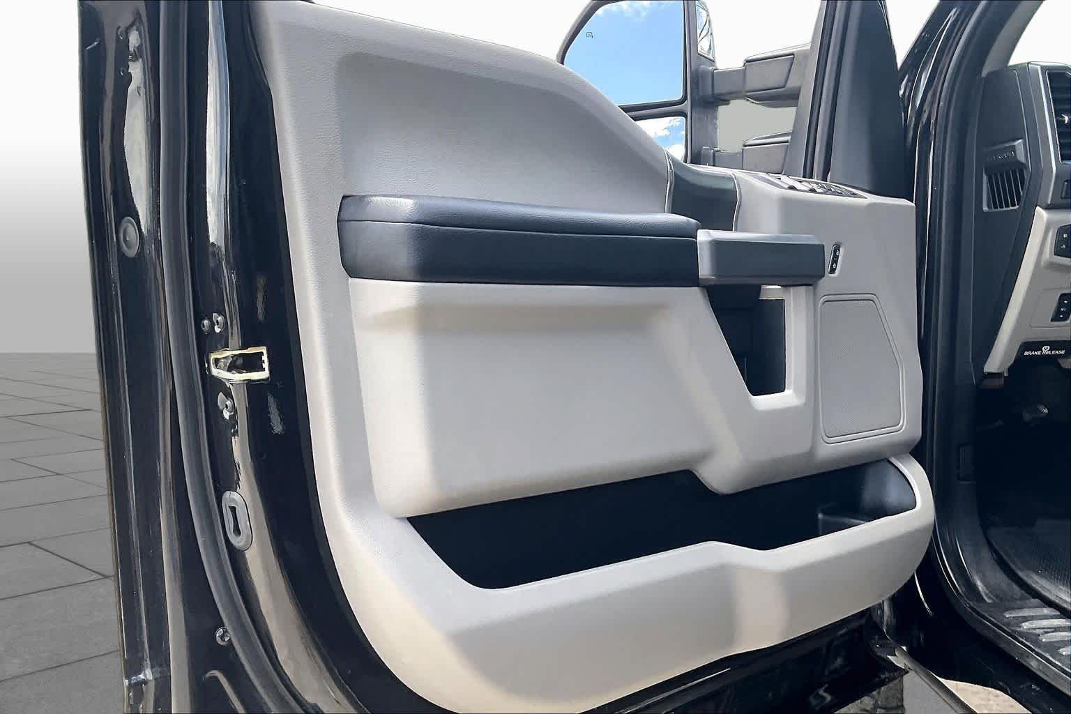 Used 2019 Agate Black Metallic Ford XLT image 21